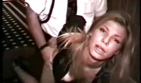 الكلاسيكية المثيرة عرض فتاة في جوارب. جنسيا و بشكل حسي, هي تتعرى, تبدو في فلم سكسي محرم الكاميرا و تبين لها الحمار و مهبل, يبدأ في ممارسة العادة السرية