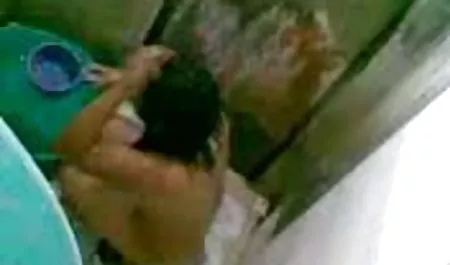 جمال الشباب في رداء أزرق يريد اللعب قليلا مع الرجل وبدأ برم لها زي أمامه سكسي نيج امهات
