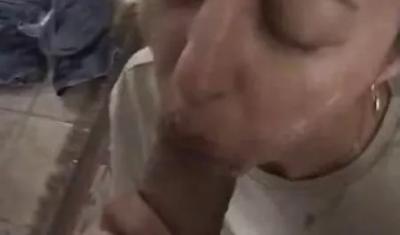 امرأة ناضجة يحصل مارس الجنس من قبل الشباب لها اللعين والمشروبات سائله سكسي مترجم محرم