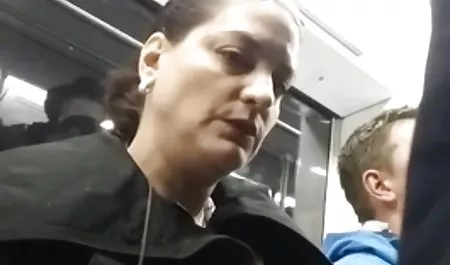 جاء الفتيات إلى الدفاع عن النفس مدرب و كنت متحمس جدا عند اطلاق النار مع البنادق التي هاجموا الرجل في غرف خلع الملابس و بحماس وبدأ يمارس سكسي نيج محارم الجنس معه. جوك بسهولة راض كل منهم