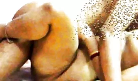 فاتنة الساخنة في جوارب طويلة ضيقة يحصل على ضعف سكس محارم عراقى توغلت