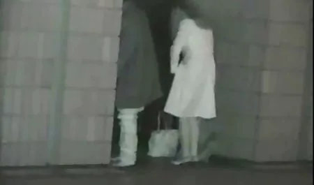 ناضجة العاهرة يعلم الشباب لها سكسي مخارم صديقة تمتص الرجال