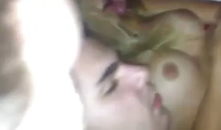 مفلس سكسي اخو وخته الأم المداعبات صدرها في الحمام أمام المرآة