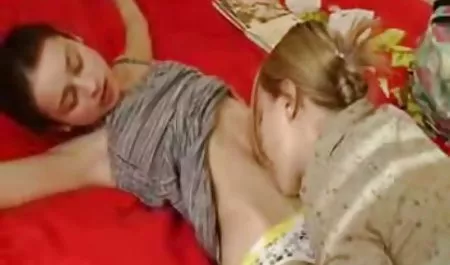 اثنين من مثليات الشباب عناق البداية في الحمام سكسي عربي محرم