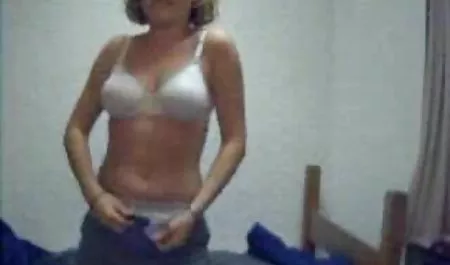 اثنين جميلة مهرة سكسي محاوم في الملابس الداخلية وردي متحمسون و الحبيب يراها. يعطيهم طويلة ديك والفتيات العمل على ألسنتهم.