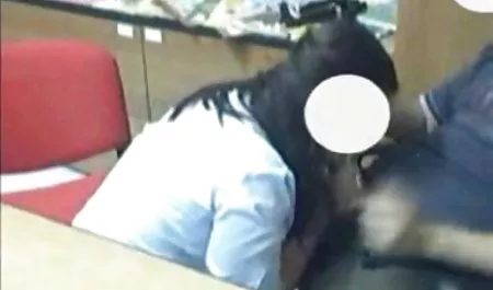 رجل سكسي محام أعطى العاهرة باقة من الزهور انتشر على الشرج