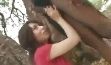 مجعد الشعر الأم مع الثدي وهمية ضخمة يأخذ دهن الديك من الشباب الذكور سكسي محار في شق