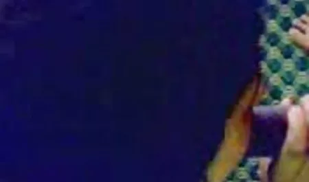 رجل كان يجلس على الأريكة و أثناء تصفحي مجلة ، ثم زوجة يأتي مع بعض ديك وتقول انها سوف يمارس الجنس معه و زوجها لن يتم سكسي نيج امهات السماح لعق فرجها والساقين ، ولكن أيضا زوال هذا الذكر إذا كان مطيعا