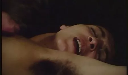 الرجل كان يزور زوجته أخت عاش. انها باستمرار حصلت على رجل و مرة عندما ذهبت الفتاة كثيرا و حبيبته لم تكن في المنزل ، ألقى الساقطة على الأريكة و قد اللعنة سكسي عربي محرم جيدة