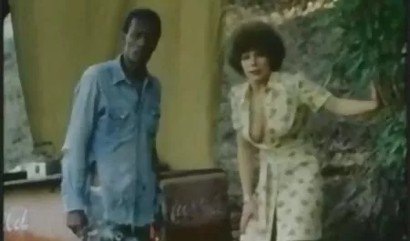سمراء المداعبات لها شعر سكسي محرم مترجم كسها