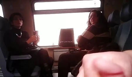 لطيف ومثير سحاقيات تقبيل بلطف والحصول على سكسي موحرم النشوة الجنسية من كوني