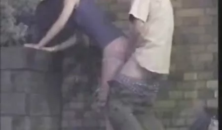 بعد شرب البيرة مع صديق الرجل يعترف بأن زوجته باستمرار مناشير تطالب لجلب اللعين مع سميكة سكسي محارمxnxx ديك لها منذ نشأوا معا أكثر من مرة أنه رأى له وزن ديك عرضت عليه أن يكون الثالث