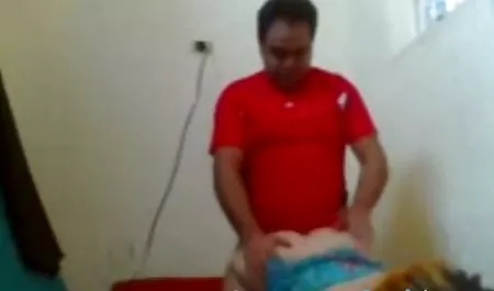 أحمر الشعر سكسي نيج محارم مفلس الموظف سقطت نائما في مكتب ومارس الجنس مع الحرس الأسود