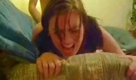 شابة سكسي عربي محرم سمراء يتبول على كرسي ، ولغ البول و كس يستمني