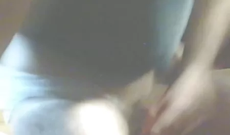 أحمر كيتي سكسي محاوم المداعبات كس في سراويل