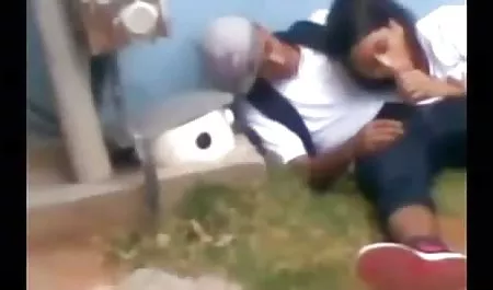 اثنين من مثلي الجنس من الرجال متعة فلم سكسي محارم مترجم في غرفة المعيشة في حين أن آبائهم ليسوا في المنزل.